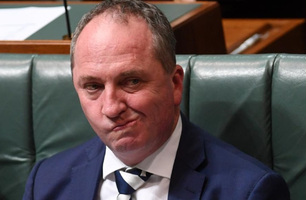 نائب رئيس وزراء أستراليا ردًا على اتهامات ماكرون: كان عقدًا ولم نشوّه برج إيفل