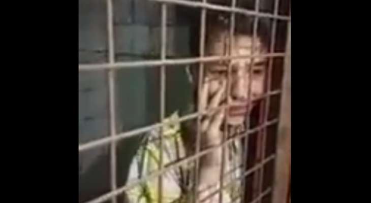 فيديو لطفل مسجون داخل قفص تحت الأرض في منطقة الريجي في طرابلس