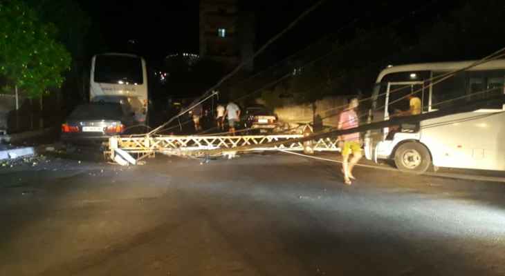 "النشرة": سقوط عمود للكهرباء وسط الطريق في منطقة البستان الكبير في صيدا