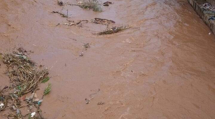 قطع الطريق بين أبي سمرا ومجدليا بسبب ارتفاع منسوب المياه بنهر أبو علي