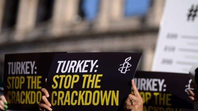 الغارديان: تركيا تقوض دعائم الديموقراطية بالهجوم على حرية الصحافة