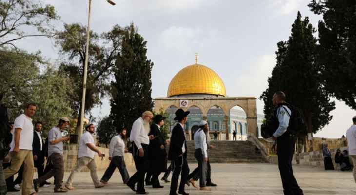 عشرات المستوطنين يقتحمون المسجد الأقصى والشرطة الاسرائيلية تعتدي على المصلين