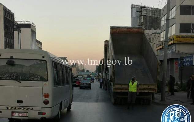 تجمع للشاحنات على اوتوستراد الدورة باتجاه الكرنتينا وعلى مستديرة السفارة الكويتية