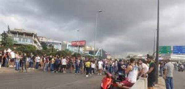 متظاهرون تجمعوا على طريق القصر الجمهوري في بعبدا