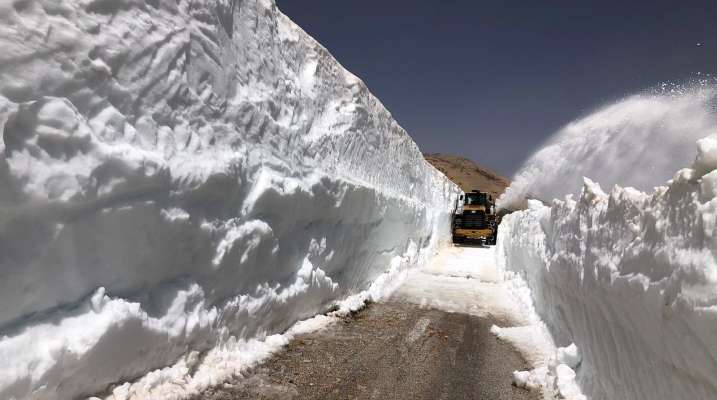 فرق وزارة الأشغال جرفت الثلوج وفتحت طريق عيناتا- الأرز