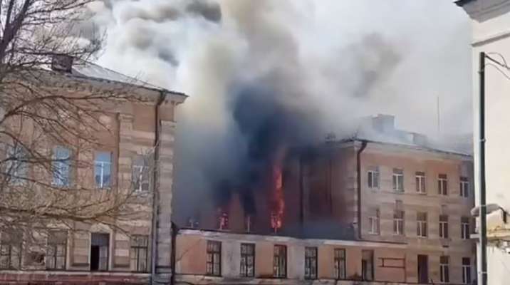 "تاس": أكثر من 10 أشخاص محاصرين داخل معهد الأبحاث المركزي المحترق في تفير الروسية