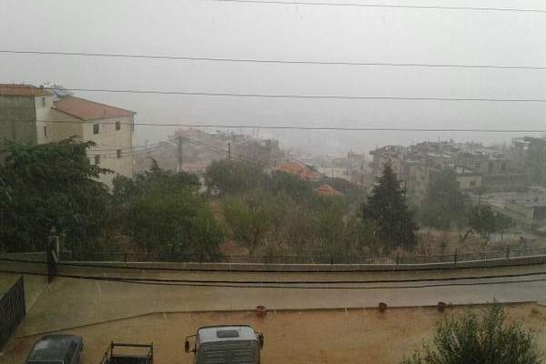 النشرة: رياح قوية في طرابلس مع اشتداد العاصفة تسببت بأضرار مادية