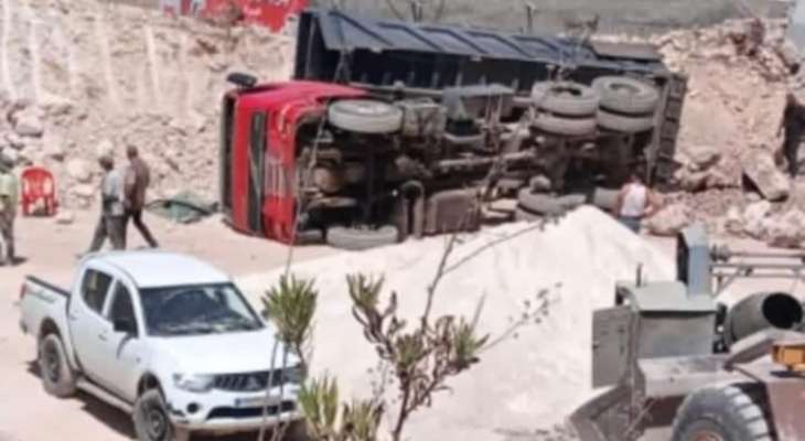 انقلاب شاحنة محمّلة بالردميات عند مفرق حاروف- الدوير ونجاة سائقها