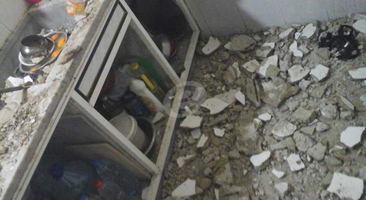 النشرة: نجاة عائلة بعين الحلوة بعد انهيار اجزاء من سقف منزلها 