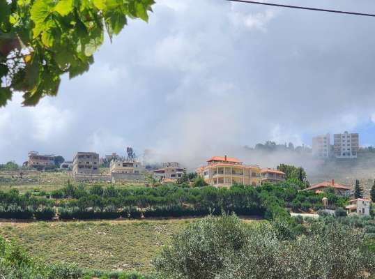 "النشرة": الدفاع المدني يقوم بإخماد الحريق بين بلدتي رب ثلاثين والطيبة نتيجة القصف الاسرائيلي
