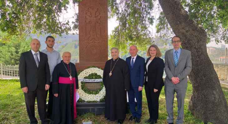 لجنة الدفاع عن القضية الأرمنية وضعت إكليلًا من الورد أمام الصليب الحجري: لبنان أرض القداسة حضننا وحضنناه