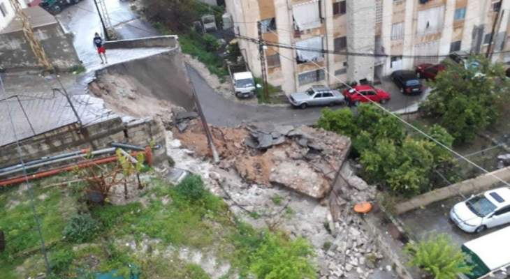 النشرة: 40 عائلة في 3 مبان يعانون انهيار حائط دعم في حارة صيدا