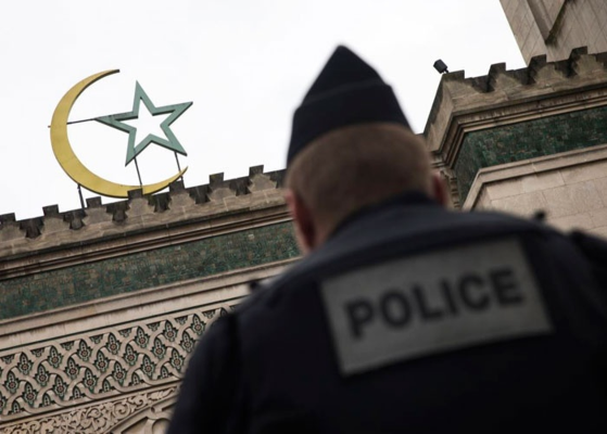 وزير الداخلية الفرنسي: سيتم إغلاق 7 مساجد وجمعيات في البلاد بحلول نهاية العام