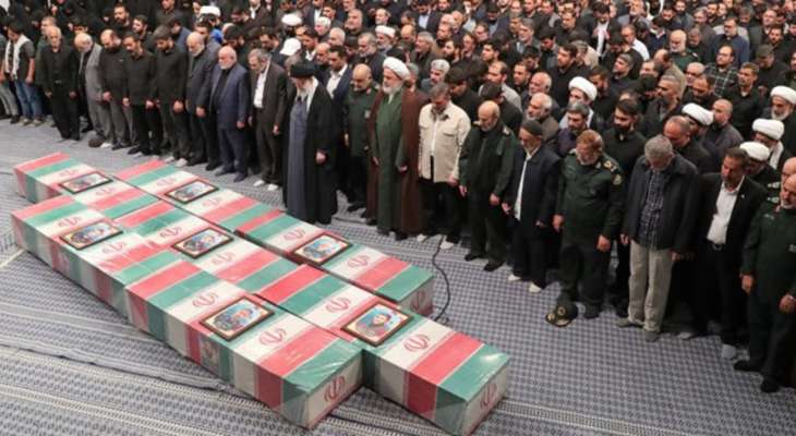 خامنئي يقيم الصلاة على أفراد الحرس الثوري الإيراني القتلى في هجوم دمشق