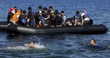 قارب لاجئين مهدد بالغرق بين ازمير واليونان والركاب يطلقون نداء استغاثة