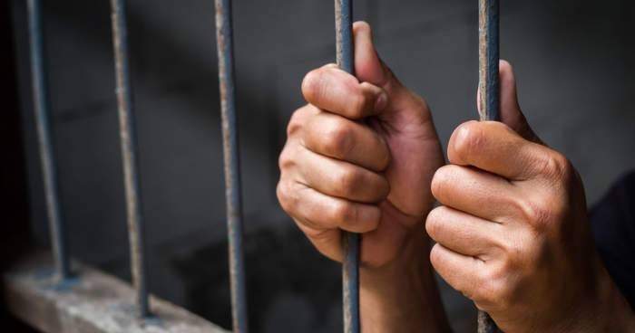النشرة: سجناء مجمع النبطية وسجن بنت جبيل يرددون هتافات الثورة من داخل السجون