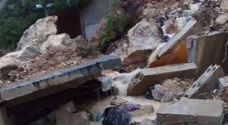 وفاة 4 أطفال نتيجة انهيار غرفة بسبب انجراف التربة في حميص- مزيارة