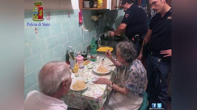 الشرطة الإيطالية تطهو المعكرونة لزوجين مسنين