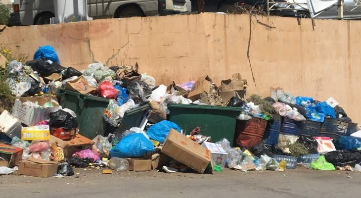 النشرة: بلدية يحمر باشرت ازالة النفايات المتراكمة على جوانب الطرقات  