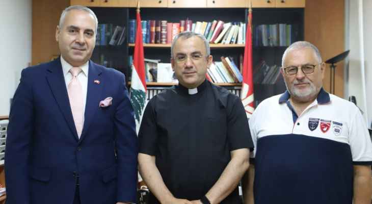 الأب عبود بحث مع سفير لبنان في البحرين بسبل مساعدة اللبنانيين