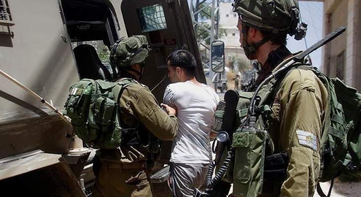 الجيش الإسرائيلي اعتقل 18 فلسطينيا بالضفة الغربية في حملات دهم ليلية لمنازلهم