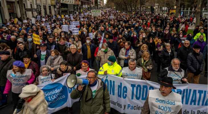 عشرات الآلاف تظاهروا في مدريد للمطالبة بوضع حد لاقتطاعات تطال قطاع الرعاية الصحية