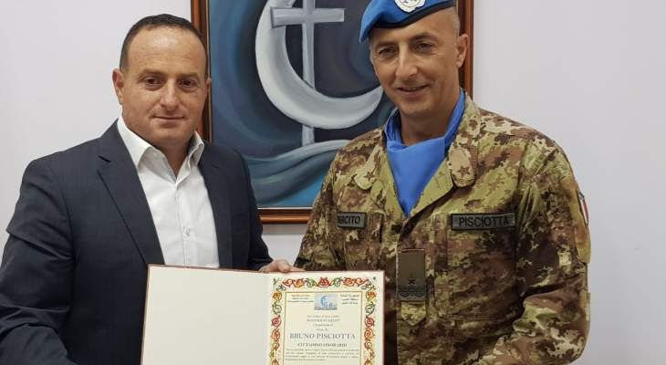 رئيس بلدية قانا الجليل منح شهادة المواطنة الفخرية للجنرال الإيطالي برونو بيشوتا