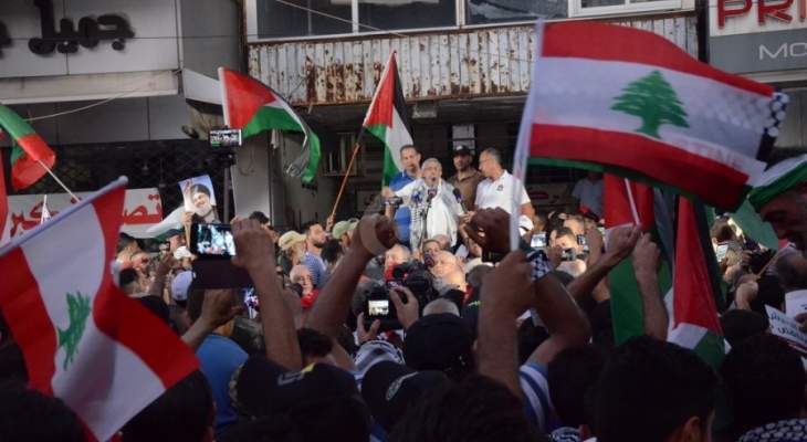 متظاهرون يرفعون أعلام فلسطين في ساحة الشهداء
