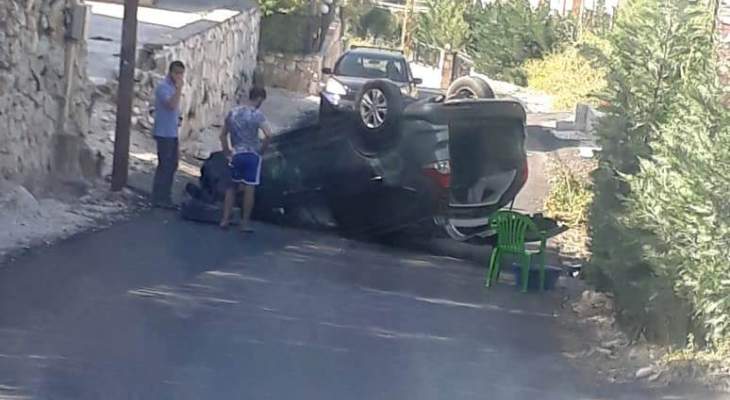 النشرة: حادث سير على طريق الدوير وانقلاب السيارة