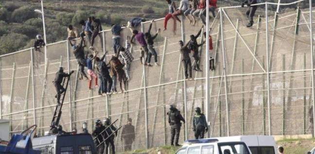 مئات المهاجرين يقتحمون الحدود الإسبانية- المغربية في سبتة