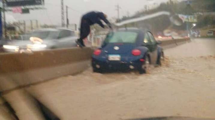 ازدحام خانق للسير على أوتوستراد نهر ابراهيم بسبب الأمطار والناس العالقون بسياراتهم يناشدون المساعدة
