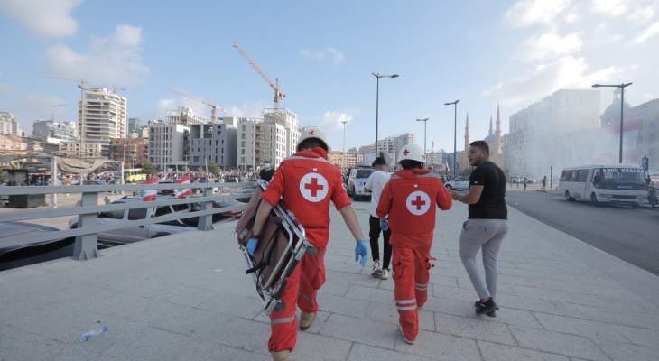 12 فرقة من الصليب الأحمر تستجيب الآن وتعمل على نقل الجرحى وإسعاف المصابين خلال مظاهرة بيروت