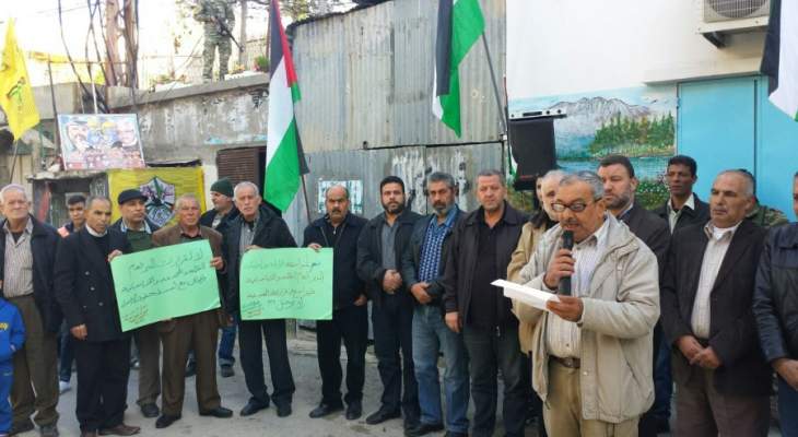 اعتصام في مخيم المية ومية ضد اجراءات وكالة الاونروا