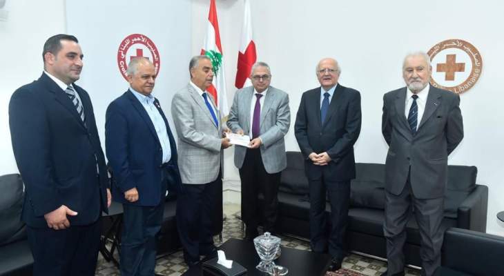 جمعية اعضاء جوقة الشرف بلبنان قدمت هبة مالية لدعم بنوك الدم التابعة للصليب الاحمر اللبناني 
