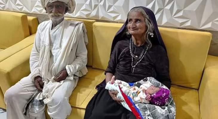 عجوز هندية تبلغ من العمر 70 عاماً أنجبت أول طفل لها عن طريق التلقيح الصناعي