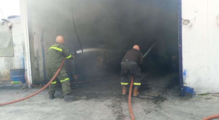 الدفاع المدني: إخماد حريق أكوام من النفايات في نيحا وآخر داخل مستودع فحم في زحلة