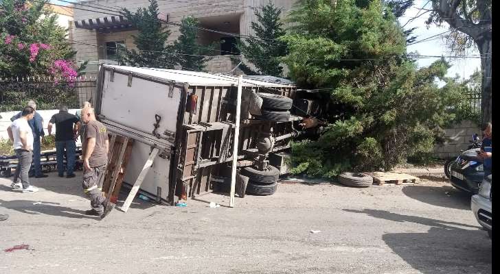الدفاع المدني: 5 جرحى نتيجة اصطدام شاحنة بحائط مبنى سكني في دير قوبل