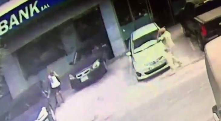 "اليازا" نشرت فيديو لدخول سيارة إلى أحد المصارف في جبيل