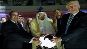 سر الكرة التي أمسك بها ترامب مع الملك سلمان والسيسي