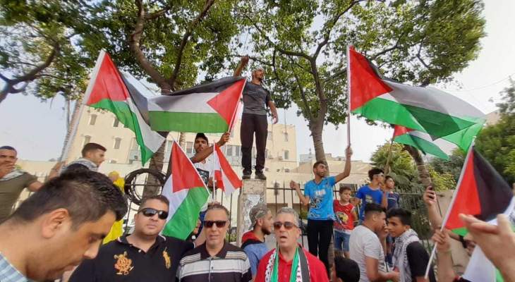 النشرة: وقفة احتجاجية لعشرات الفلسطينيين أمام بلدية صيدا رفضا لقرار وزير العمل