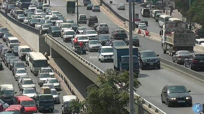 التحكم المروري: تعطل مركبة على جسر الكولا وحركة المرور كثيفة