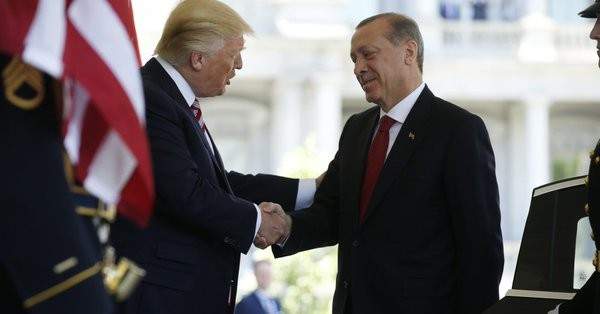 ترامب وأردوغان يبحثان باتصال هاتفي تطورات شرق المتوسط ​​وقضايا إقليمية