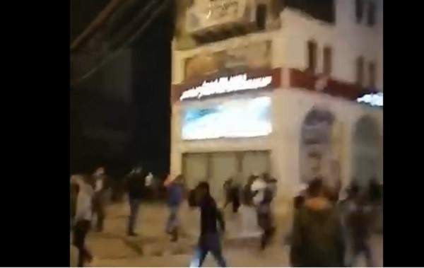 محتجون حطموا واجهات عدد من المصارف في طرابلس