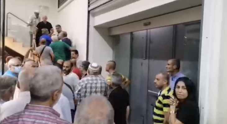 جمعية المودعين: موظفو كهرباء قاديشا في طرابلس يقتحمون "فيرست ناشيونال بنك"