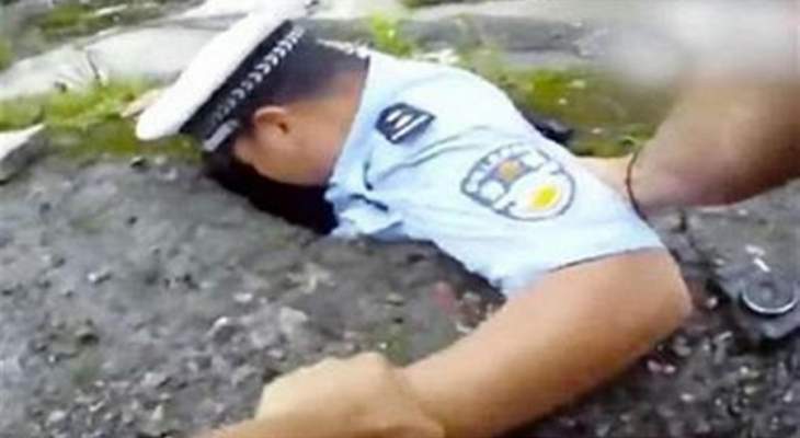 شرطي صيني تفقد الجسر فبلعته الأرض