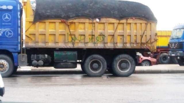 النشرة: شبان أوقفوا شاحنة محملة بالنفايات في صيدا اعتراضا على أداء معمل معالجة النفايات