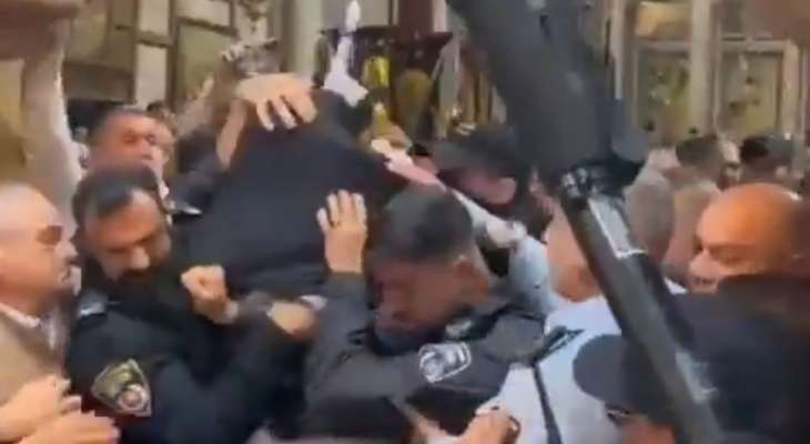 الشرطة الإسرائيلية اعتقلت حارس القنصل اليوناني بالقدس بعد الاعتداء عليه داخل كنيسة القيامة