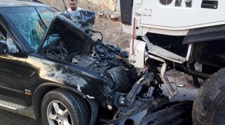حادث سير في ميس الجبل بين سيارة وصهريج لليونيفيل والاضرار مادية