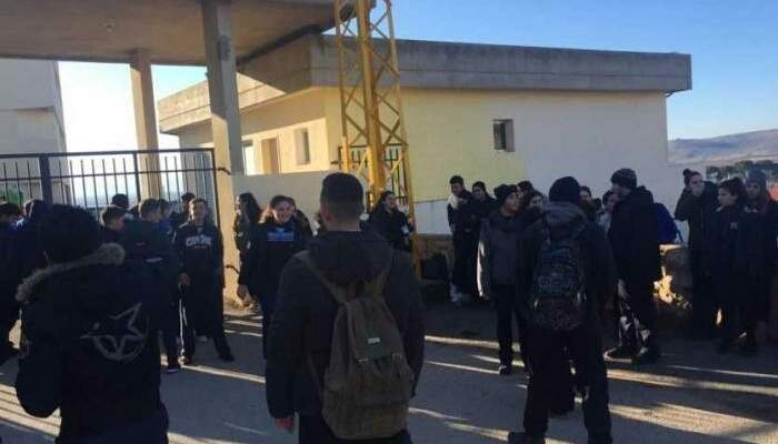 النشرة: طلاب دير الأحمر نظموا وقفة احتجاجية أمام ثانوية البلدة 