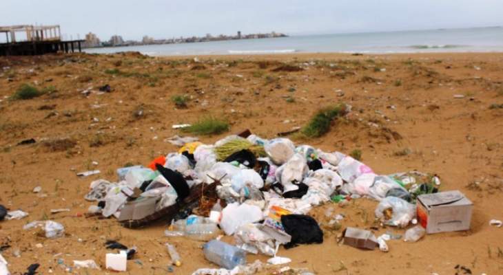 سكان جل البحر في صور استنكروا رمي النفايات على شاطئهم
